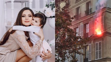 Zdjęcie strażaka Mariusza Draba na tle zniszczonego domu po pożarze