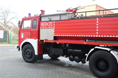Rysunek techniczny lub zdjęcie samochodu pożarniczego Jelcz P 415 D z drabiną hydrauliczną Magirus