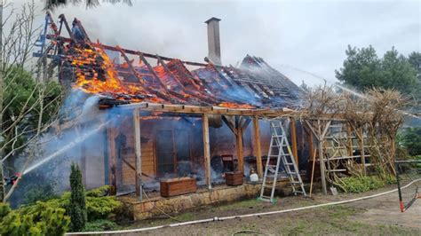 drewniany dom w ogniu