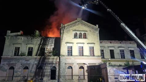 Strażacy gaszący pożar zabytkowego budynku