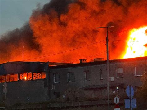 Zdjęcie przedstawiające gęsty, czarny dym unoszący się nad płonącą fabryką recyklingu papieru w Venlo