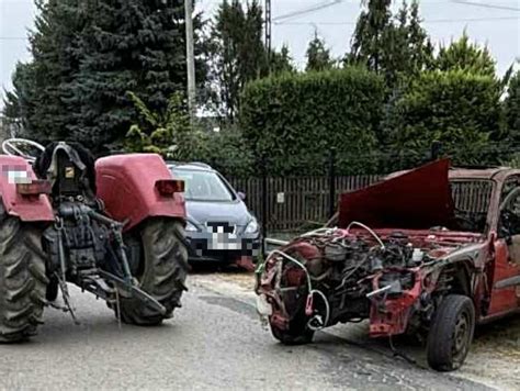Zdjęcie przedstawiające doszczętnie spalony wrak samochodu marki BMW po interwencji straży pożarnej.