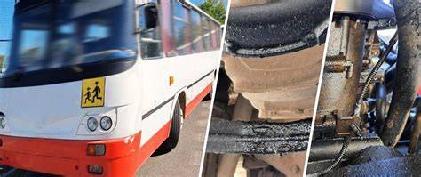 Rysunek przedstawiający ewolucję systemów ewakuacyjnych w autobusach