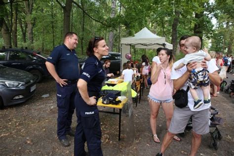 Zdjęcie przedstawiające radosne sceny z festynu rodzinnego 