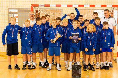 Zdjęcie drużyny piłki ręcznej UKS Wiertmet Libusza podczas turnieju lub na wspólnym zdjęciu.