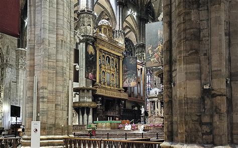 zdjęcie wnętrza katedry w Sosnowcu z nowym ołtarzem i amboną