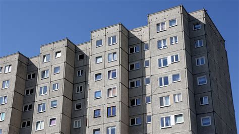 Zdjęcie przedstawiające blok mieszkalny w Starachowicach po interwencji straży pożarnej