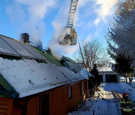 Akcja gaśnicza straży pożarnej na budynku w Wadowicach, w tle dym