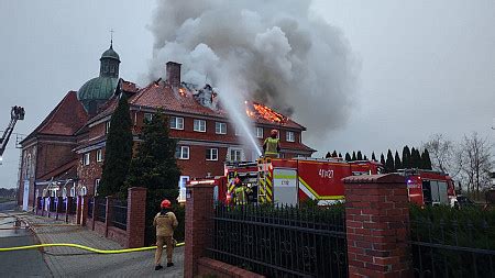 strażacy gaszą pożar w mieszkaniu