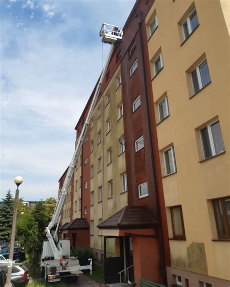 zbliżenie na fragment elewacji bloku mieszkalnego z widocznymi niedociągnięciami