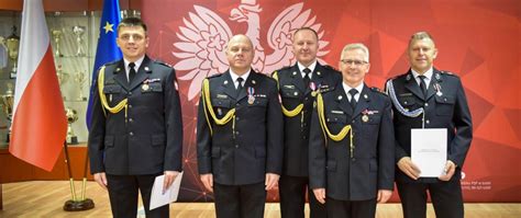 Zestawienie rang i odznaczeń w straży pożarnej (infografika)