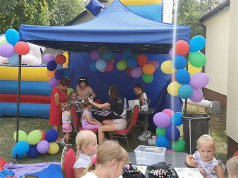 Uczestnicy Festynu Rodzinnego w Jankowicach Wielkich podczas zabawy z proszkami holi
