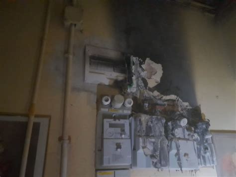 Zniszczenia po pożarze spowodowanym przez awarię instalacji elektrycznej