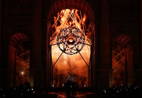 Znicz olimpijski na tle symboli strażackich