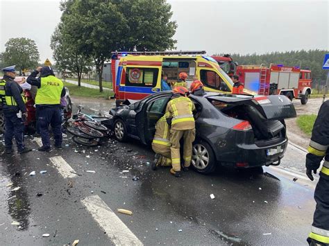 Zdjęcie z akcji ratunkowej po wypadku drogowym na DW 212, widoczne rozbite pojazdy i strażacy