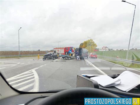 Zdjęcie przedstawiające zderzenie ciężarówki i samochodu osobowego na obwodnicy Chojnic, z widocznymi służbami ratunkowymi