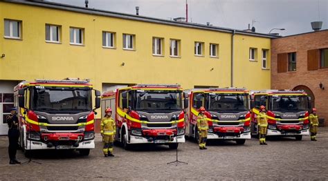 zdjęcie sprzętu strażackiego, w tym łodzi ratunkowej, quadu i samochodów gaśniczych podczas uroczystego przekazania