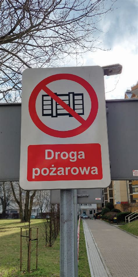 Przykłady znaków zakazu pożarowego i tabliczek informacyjnych (droga pożarowa).