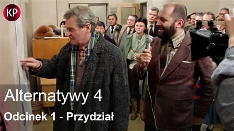 Zgromadzenie lokatorów w mieszkaniu Winnickich, oglądających mecz w 