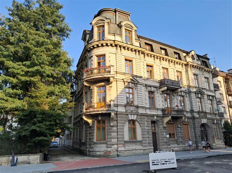 Zadymiona kamienica przy ulicy Pileckiego w Lęborku po pożarze
