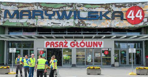 fotografia spalonej hali sklepu elektronicznego, widoczne zniszczenia