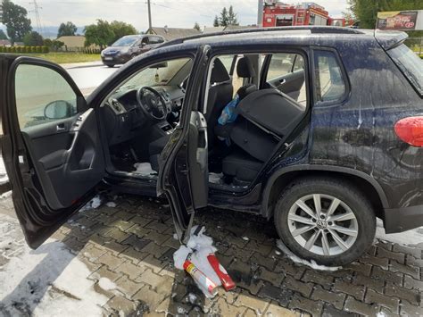 zdjęcie spalonego samochodu osobowego, Maserati, z widocznym parkingiem i ulicą