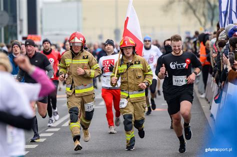 Strażacy biegnący w Międzynarodowym Biegu Zaślubin w Kołobrzegu
