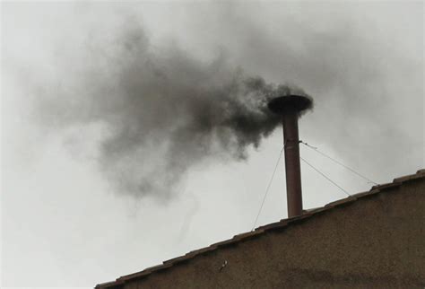 Zdjęcie przedstawiające gęsty, czarny dym unoszący się nad Siemianowicami Śląskimi