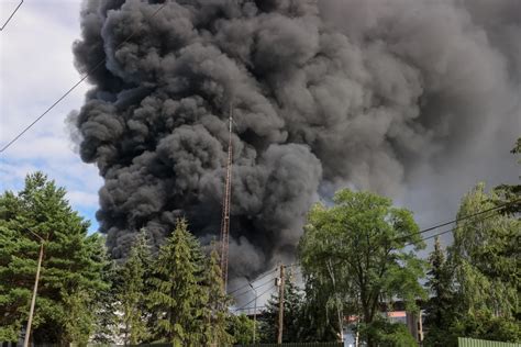 Zdjęcie słupa czarnego dymu z drugiego pożaru