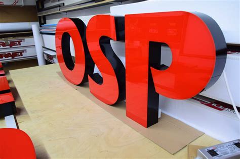 Litery 3D z logo OSP na fasadzie budynku strażnicy
