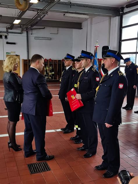 Tematyczne zdjęcie strażaków podczas uroczystego apelu