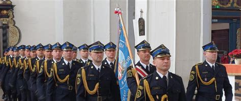 Fotografia strażaków w galowych mundurach podczas uroczystości