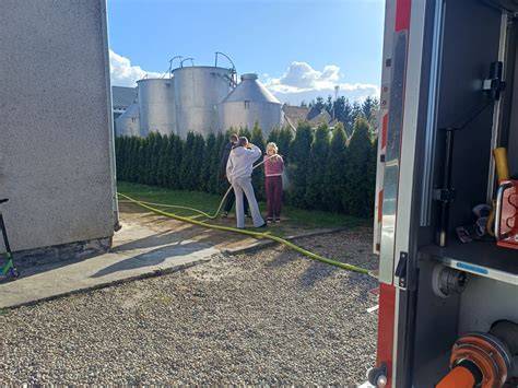 Sposoby transportu złożonych linii gaśniczych w torbach i korytkach