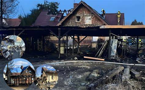 Zniszczony budynek po pożarze w parku rozrywki