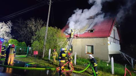 Zdjęcie uszkodzonego dachu domu po pożarze