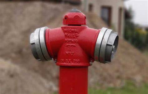 Zdjęcie przedstawiające różne typy hydrantów Jafar: nadziemne i podziemne