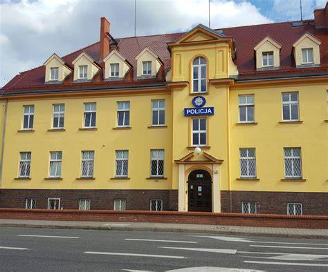 Zdjęcie budynku komendy policji w Lesznie po incydencie
