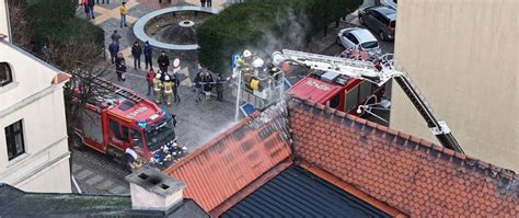 Zdjęcie przedstawiające akcję gaśniczą straży pożarnej w centrum miasta