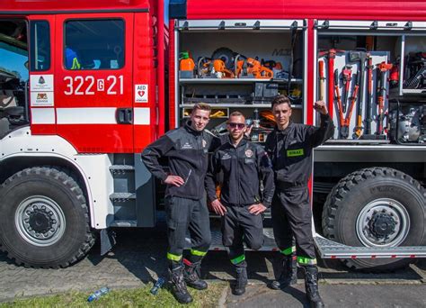 strażacy na tle wozu bojowego