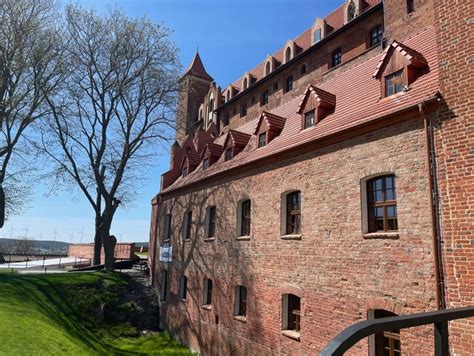 kasztelan zamku w Gniewie z rycerstwem składający hołd strażakom