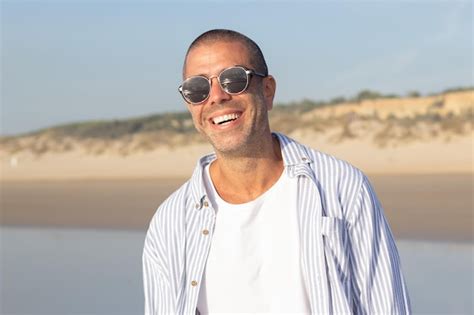 Portret Johnny'ego Sinsa z charakterystycznie ogoloną głową
