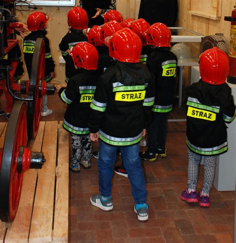 Dzieci w strojach strażackich z maskotkami