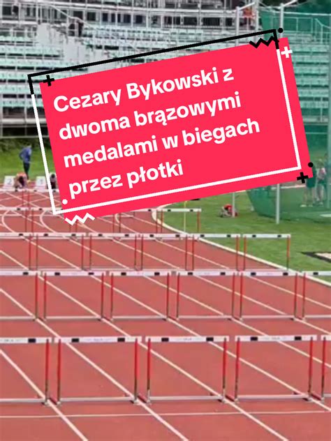 Uczestnicy biegu przechodzący przez metę, z medalami