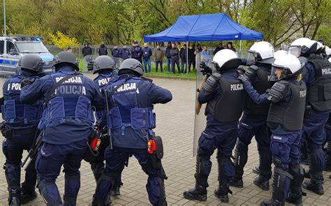 zdjęcie symbolizujące pracę prokuratury i policji podczas śledztwa