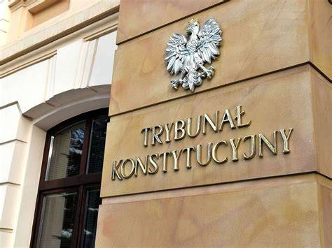 Tematyczne zdjęcie przedstawiające Trybunał Konstytucyjny w Polsce lub symboliczny obraz sprawiedliwości