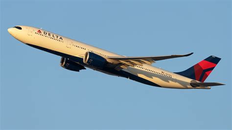 Płonący silnik samolotu Delta Air Lines Airbus A330 podczas startu, z widocznymi iskrami i płomieniami