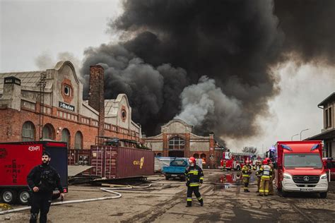zdjęcie z akcji gaśniczej pożaru hali magazynowej w Lublinie