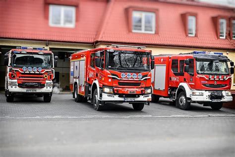 Historyczne zdjęcie strażaków OSP Nadarzyn przed starą remizą