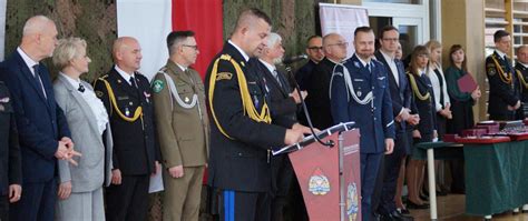 Uroczysta zbiórka jednostek OSP z pocztami sztandarowymi podczas obchodów jubileuszowych