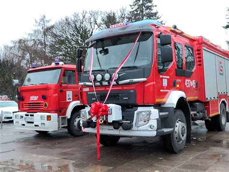 Zdjęcie przedstawiające wóz strażacki OSP Buków w akcji podczas gaszenia pożaru